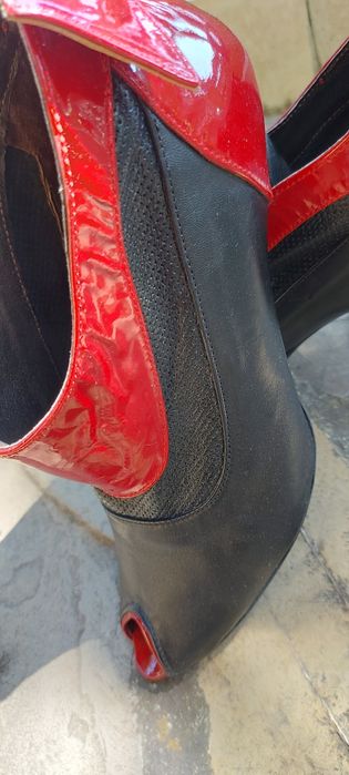 Стилни отворени боти на Индиго