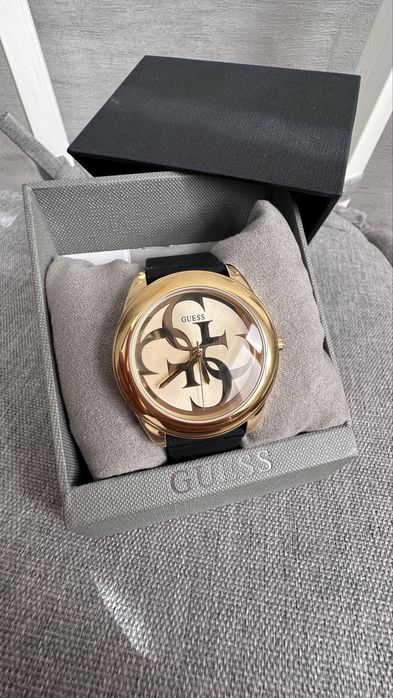 Женские часы от Guess