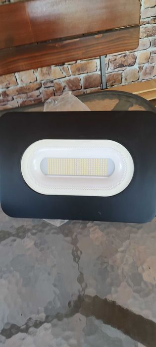 vind  proiector led 100w tablet