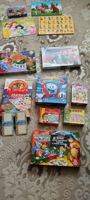 Пазлы и игры в ассортименте.