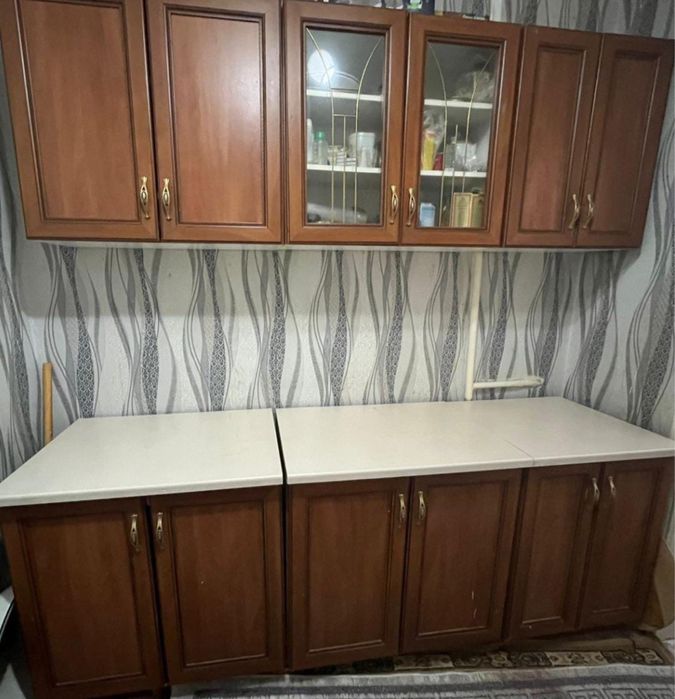 Сервант,кухонный гарнитур,прихожка,стол