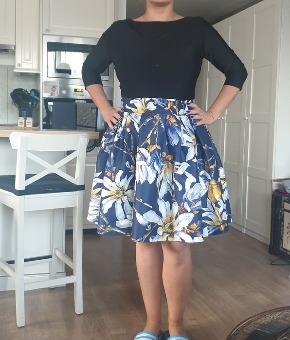 Rochie cu pliuri in talie si cu flori albastre