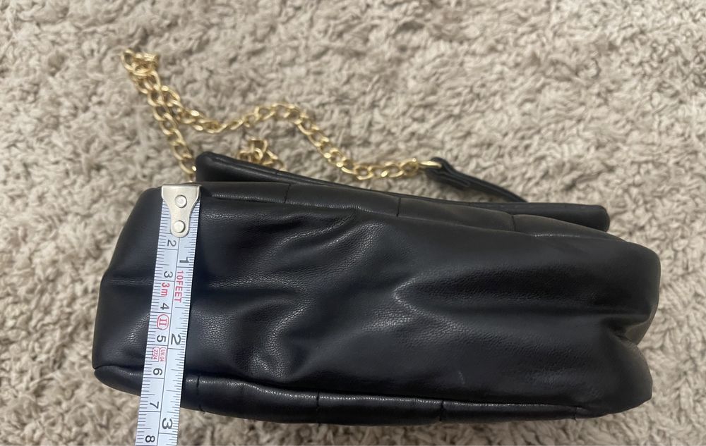 Geanta neagra cu lant auriu. Marca Cropp