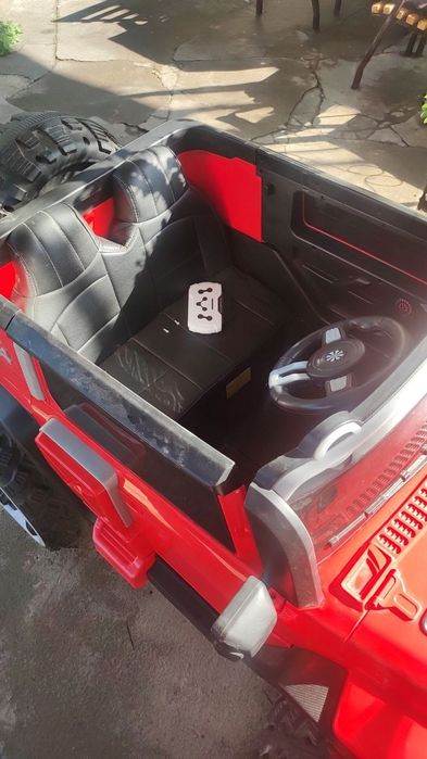 Детская машина на пульт управлении.