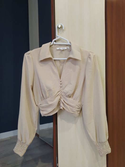 бежевая укороченная блуза