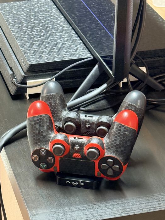 PS4 Pro 1TB, 2 contollere, 4 jocuri