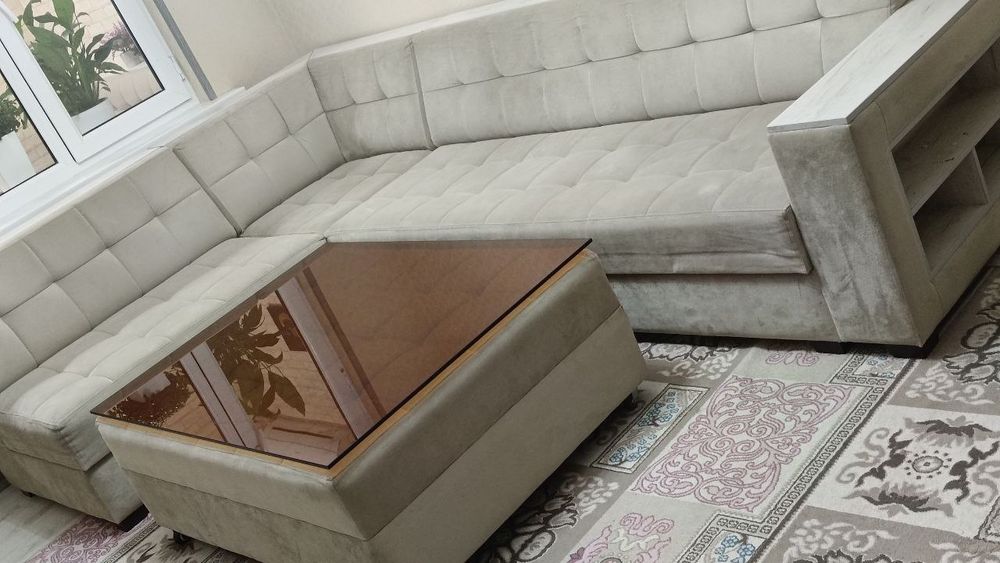 Мягкий угловой диван.