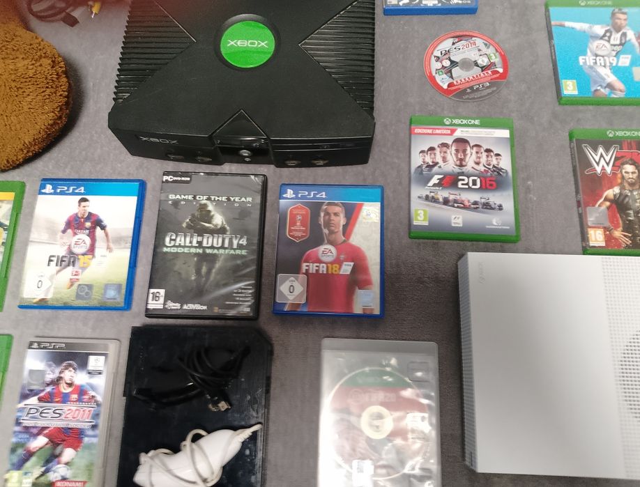 Vând console și jocuri video pentru doritori