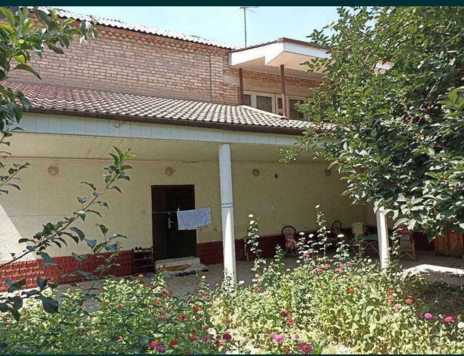 Katta hovli uy sotiladi
