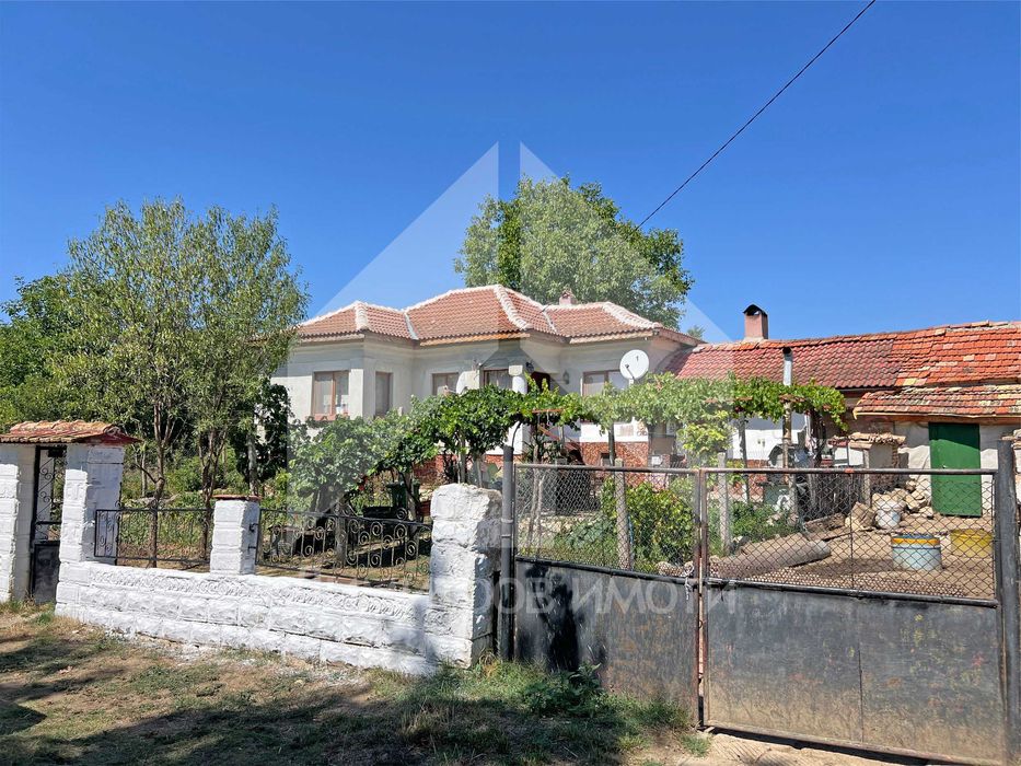 Продава еднофамилна, тухлена къща с 2 ДКА двор на 70 км от Варна.