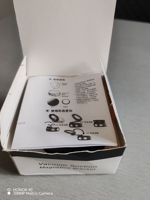 Магнитна стойка за телефон в автомобил