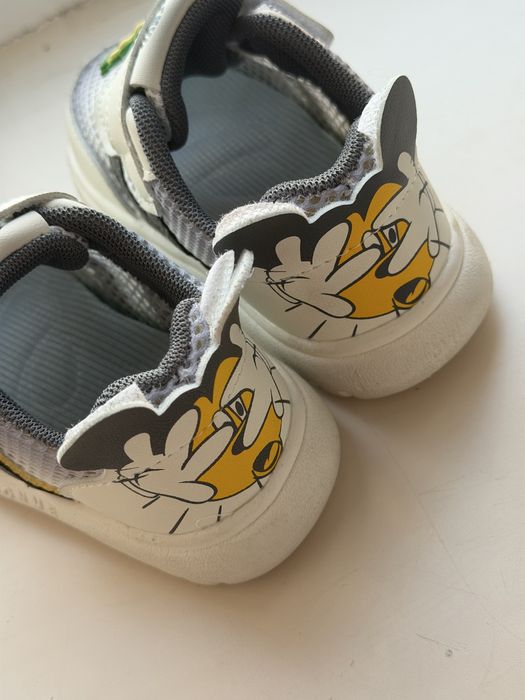 Продам детские кроссовки