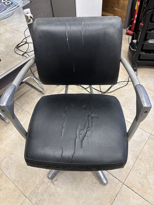 Професионален фризьорски стол стабилен, нуждае се от тапицерия