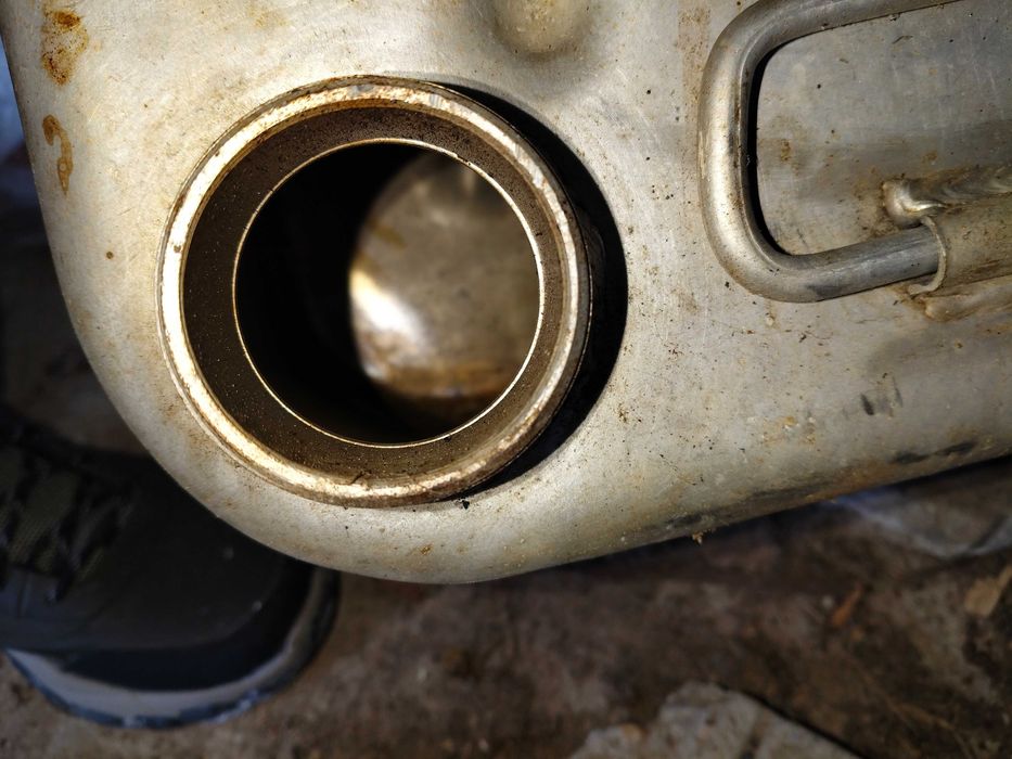 Стар алуминиев резервоар