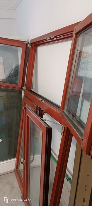 Vând uși și ferestre noi realizate din lemn stratifica