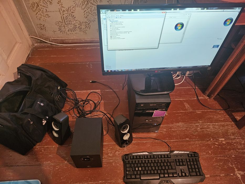 Настолен компютър+колонки и субуфер лоджитек+ LG Монитор 19 инча