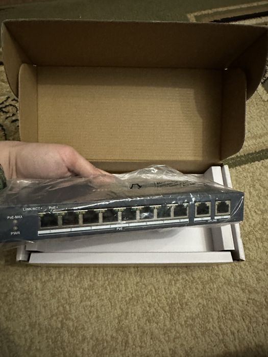 Продается 8 портовый коммутатор(switch)