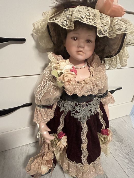 Красива порцеланова кукла