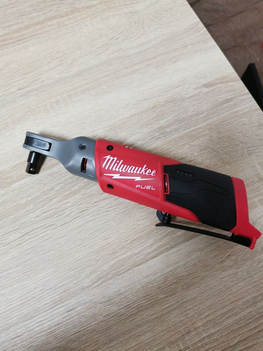 Clichet milwaukee m12  cap 3/8  scurt cu acumulator de 3 ah inclus