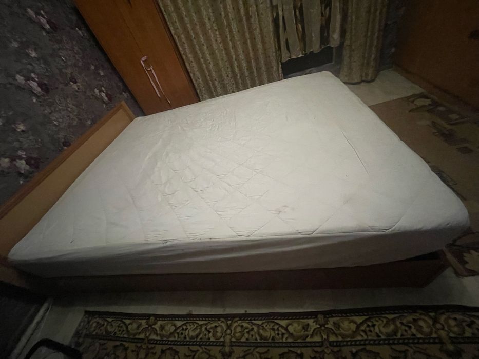 Продам кровать 2×1,60 м с матрасом