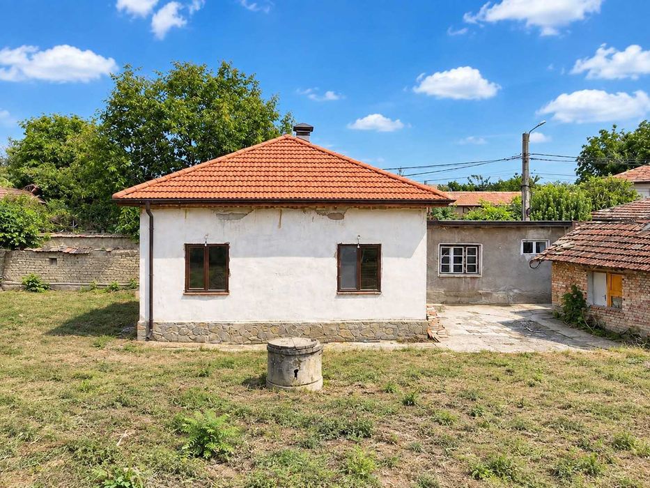116287 Едноетажна къща с равен двор, кладенец и стопански постройки в с. Ресен