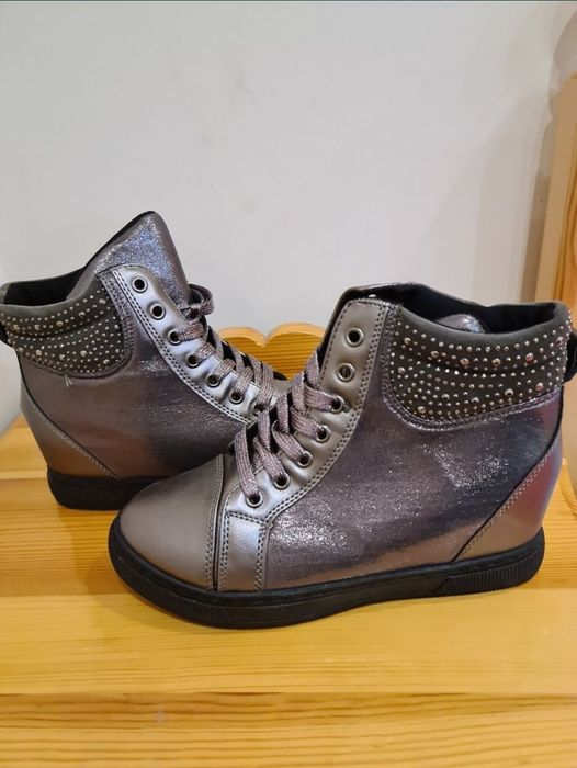 Чисто нови кецове