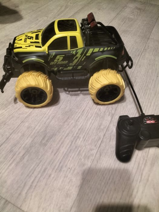 Продам машинку на пульте управления