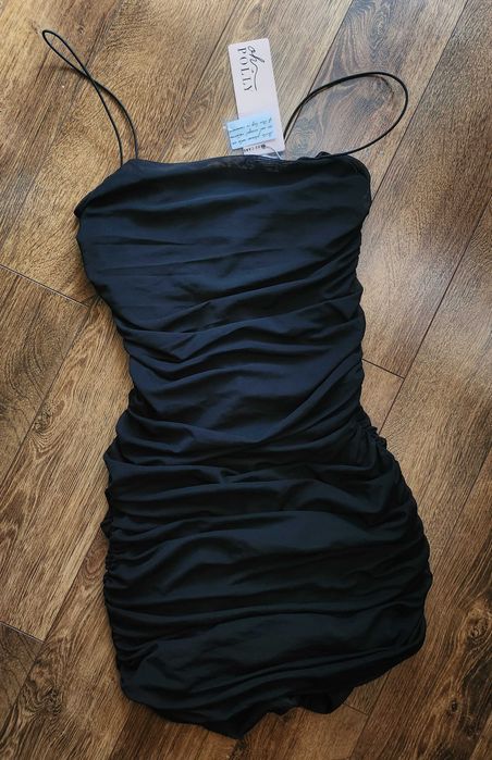 Къса черна рокля