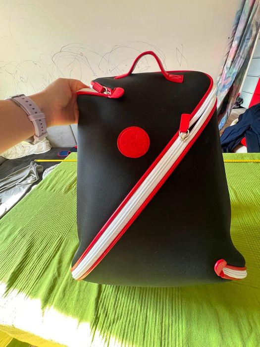 Ghiozdan negru cu rosu si alb din NEOPREN