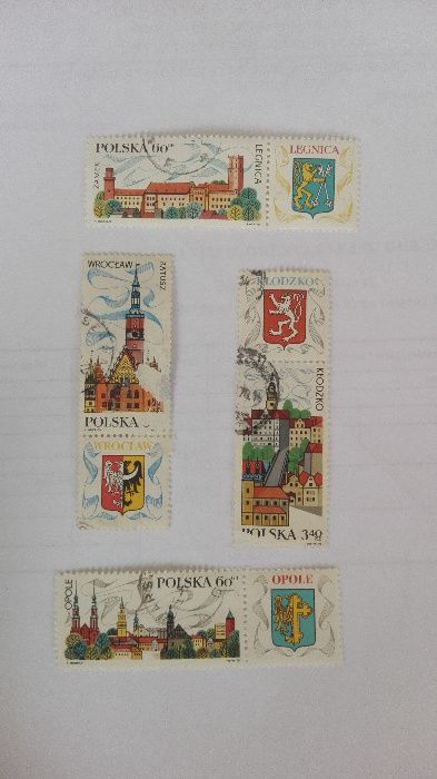 Керамична ваза, стари книги и марки