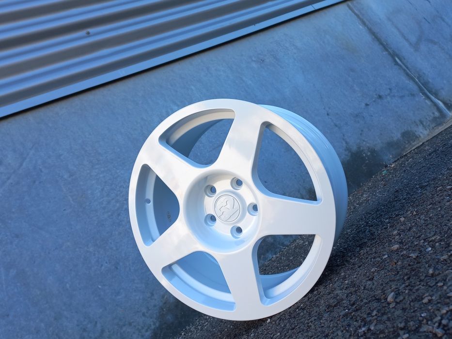 17.5x114.3 Fifteen 52 Pure White 8.0ж ет40 Honda Toyota Mitsubushi Sub