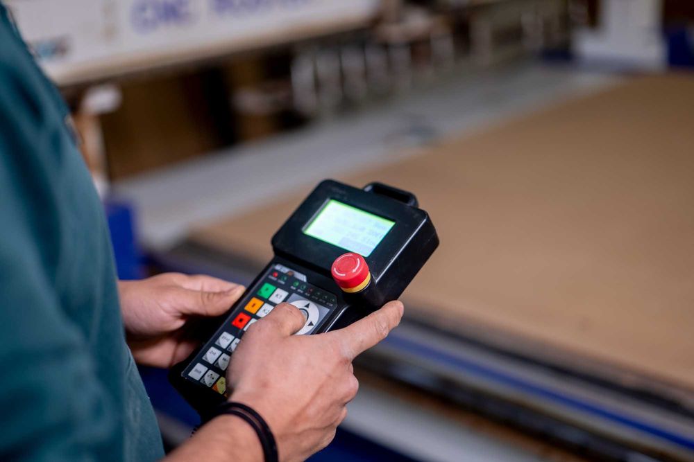 Разкрой, кантиране, разпробиване, сглобяване на плоскости (пдч, мдф)