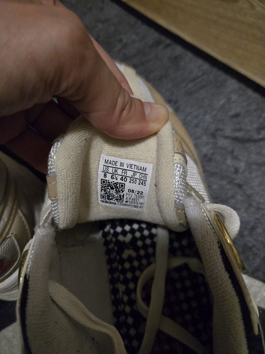 Маратонки Adidas в бяло и бежово, размер 40.