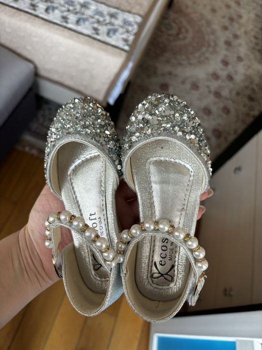 Продам детские туфельки