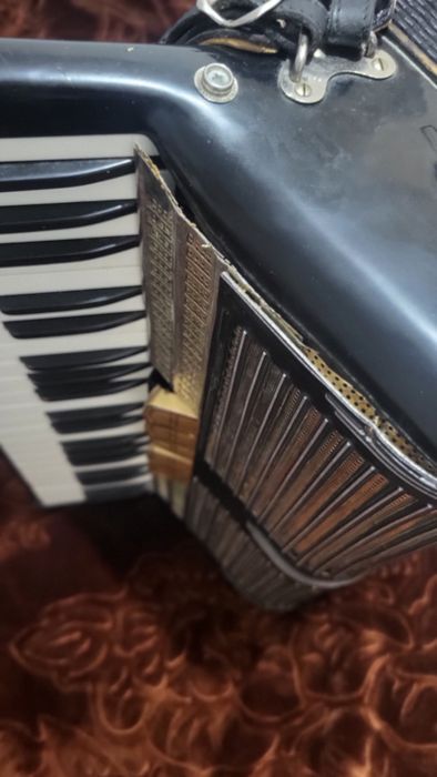 Vând acordeon Hohner CONCERTO IV 120 de bași