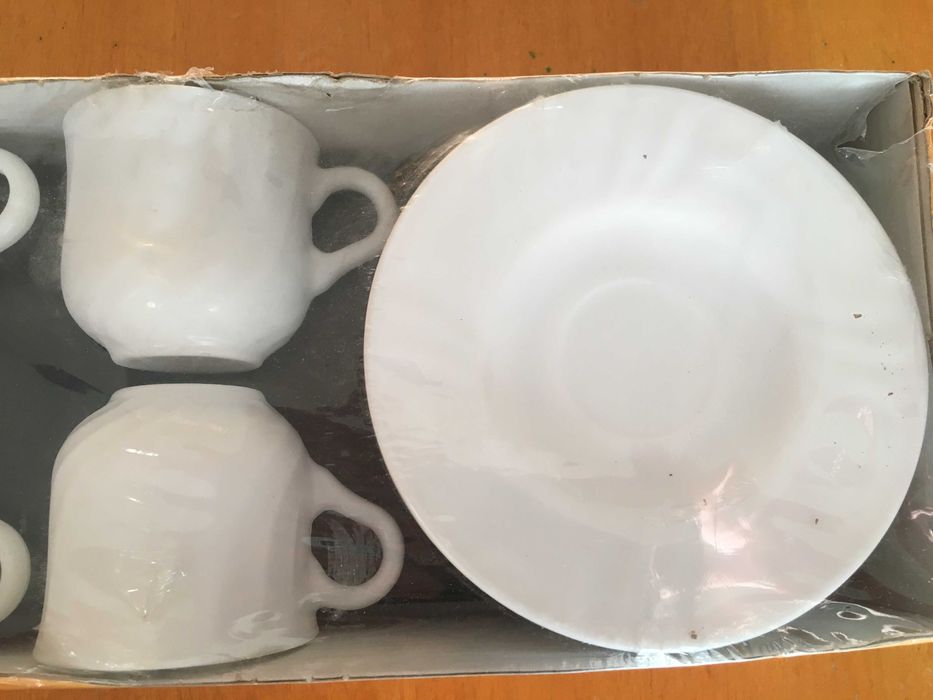 СЕРВИЗ ЗА КАФЕ от бяло темперирано стъкло - 6 чашки с чинийки