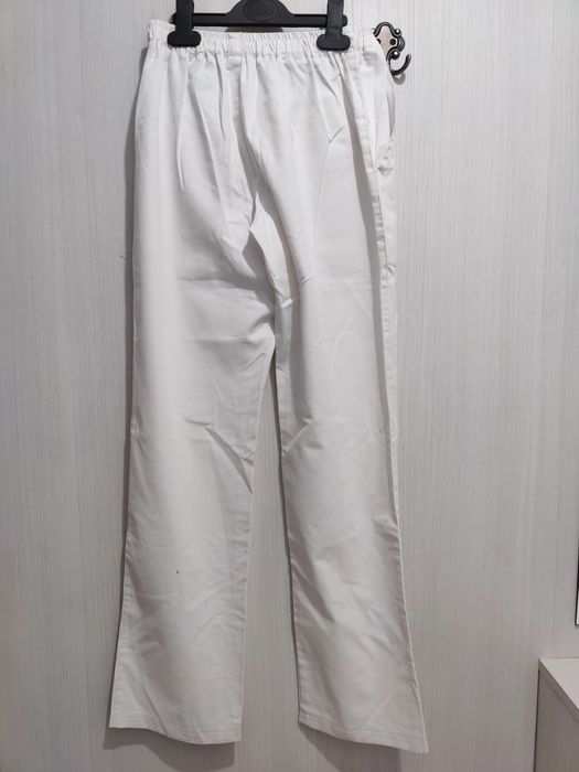 Pantaloni albi pentru asistenți