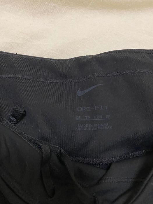 Черен клин на Nike