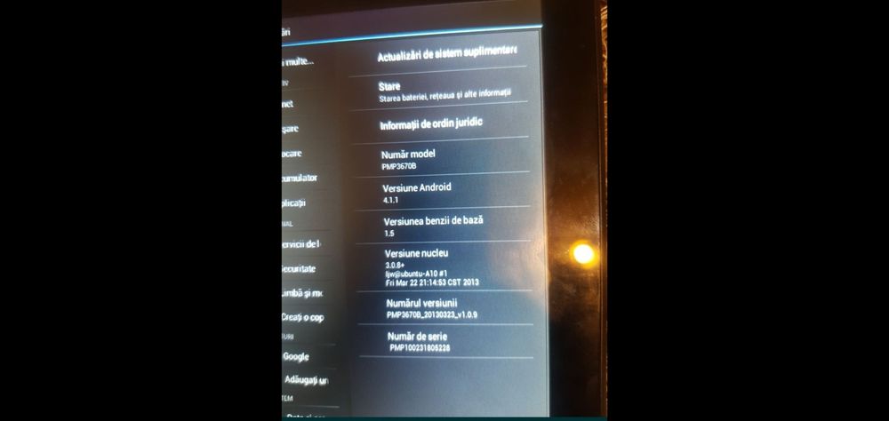 Vand tabletă cu încărcător și cablul de date!