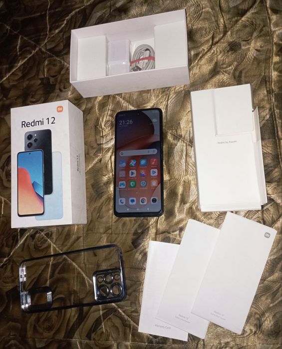 Xiaomi 12 (256Гб) в броне и чехле