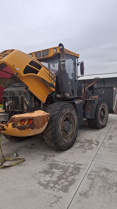 Vând incarcator frontal/vola Venieri