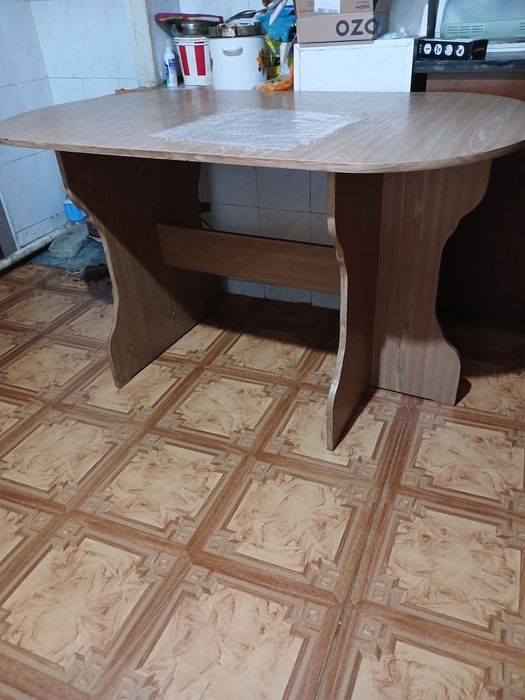 Продам обеденный стол