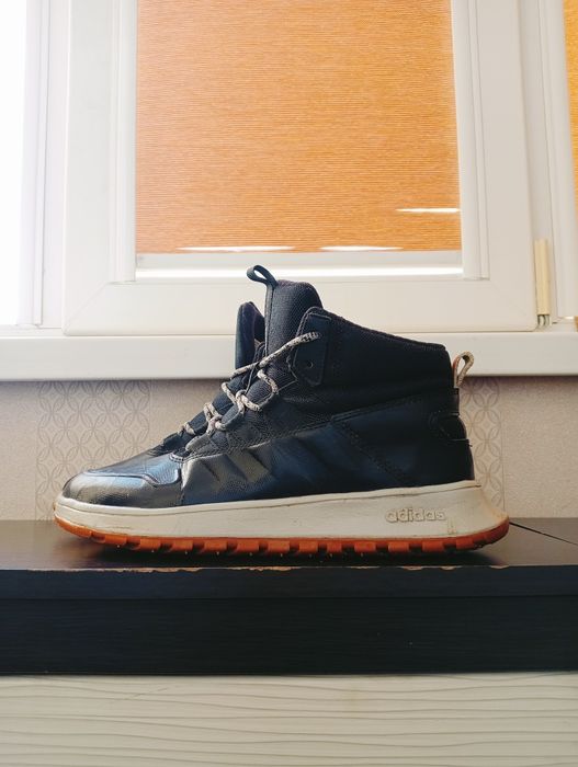 Продам ботинка Адидас