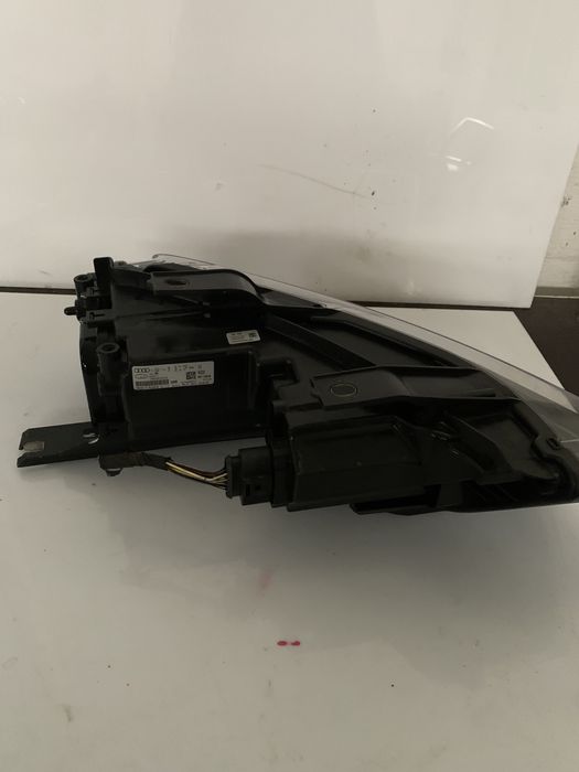 Far Audi Q3 dreapta stare f buna! Nu are urechi rupte!