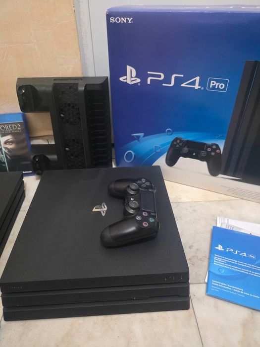 PlayStation 4 Pro 1 TB Blackв отлично състояние 2 бр.