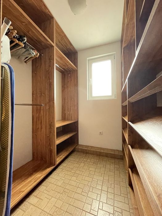 Под наем самостоятелна къща с двор