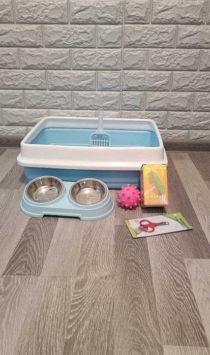 Mushuk uchun hamma narsa: lotoq, idish, taroq, qaychi va o'yinchoq.