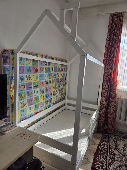Продам детскую кровать Икеа с матрацем