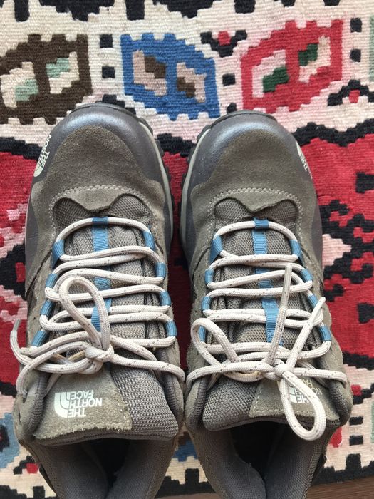 Продам женские ботинки