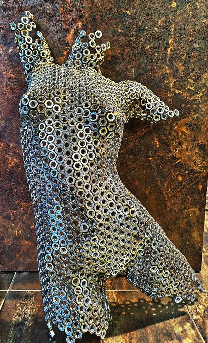 Скулптора бюст изработена от гайки от неръждавейка 2А